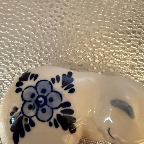 Delft Ceramic Cat Figurine with Blue Floral Design - Picture 6 of 7